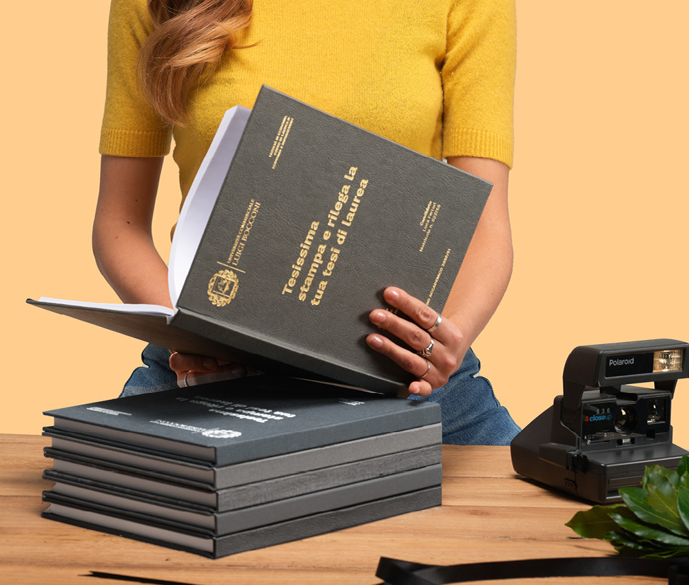 Copertina Tesi Grigia: il colore della laurea Elegante e Moderno