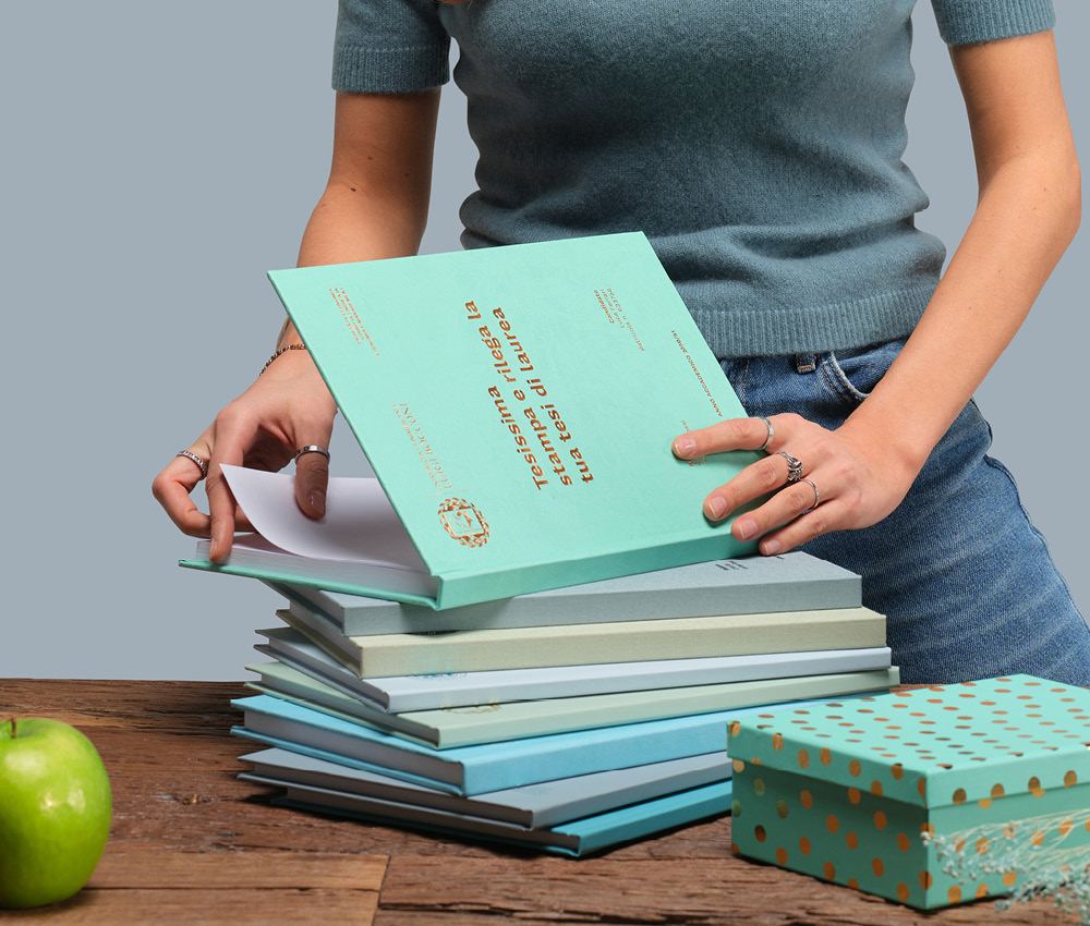 Copertina Tesi azzurra: il colore della laurea in Comunicazione